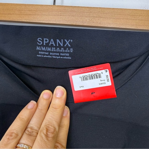 SPANX Everyday Shaping Panties Thong in Black Size Medium NWT - Picture 6 of 8